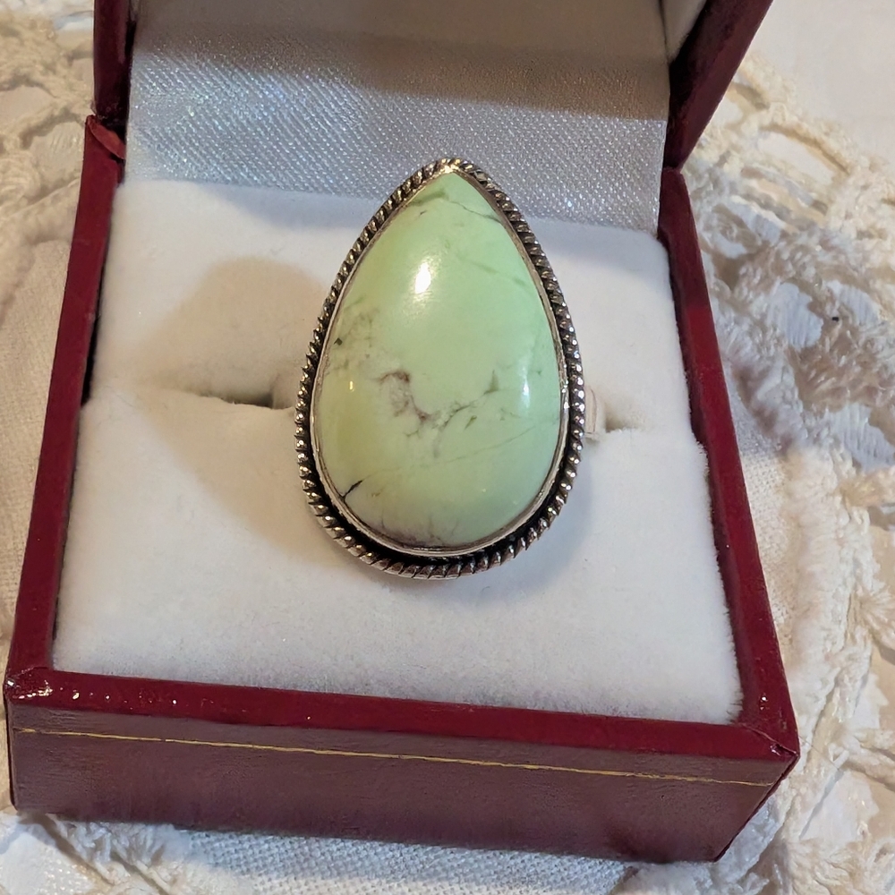 Elegant Silver and Green Teardrop Ring
